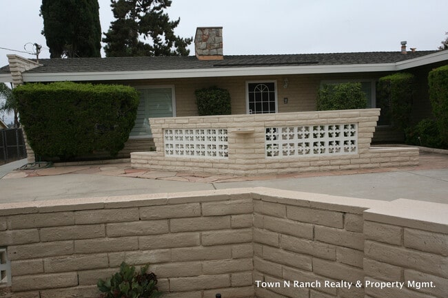 Foto del edificio - Mid-Century Modern 3Br 2Ba on 1/2ac with View!