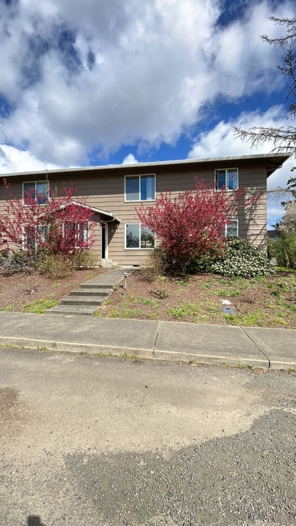 Building Photo - 402 Arland Ave W