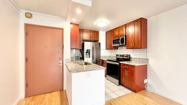 Foto del edificio - RENOVATED 2 BEDROOM UNIT AT CENTURY WEST