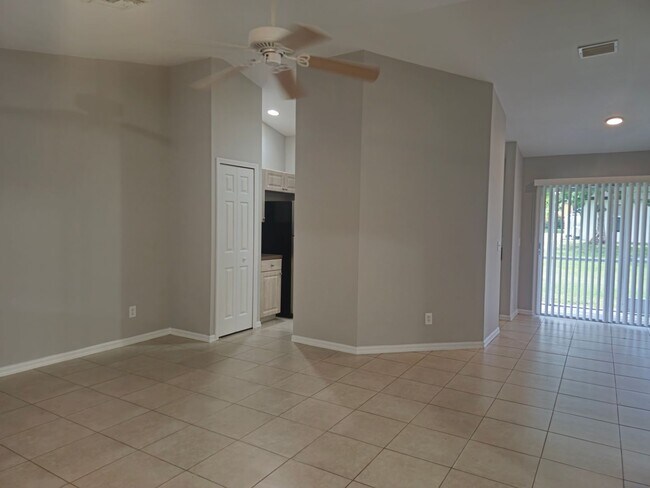 Building Photo - 3 bedroom 2 bath in Lehigh Acres