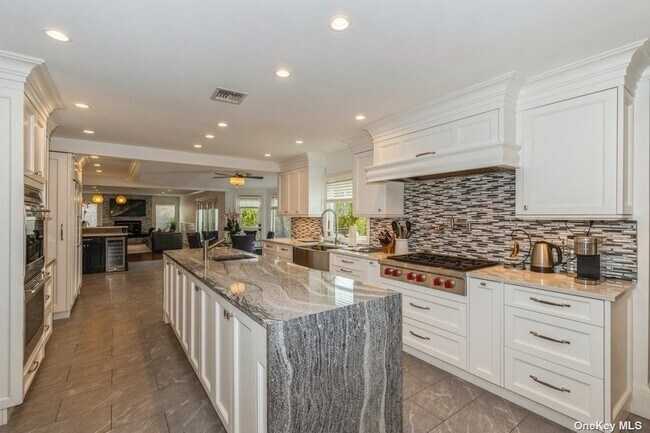 Foto del edificio - 35 Bridle Path