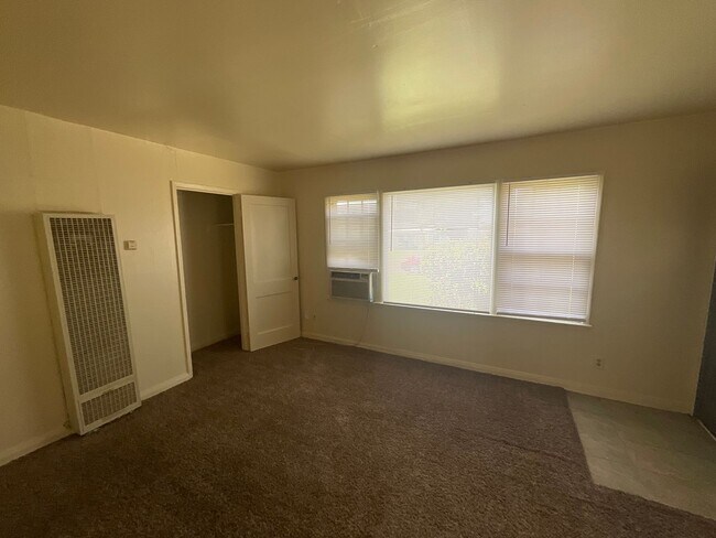 Building Photo - 1bed 1 bath Duplex