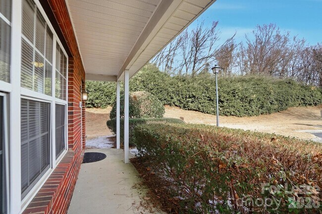 Foto del edificio - 1760 Forest Side Ln