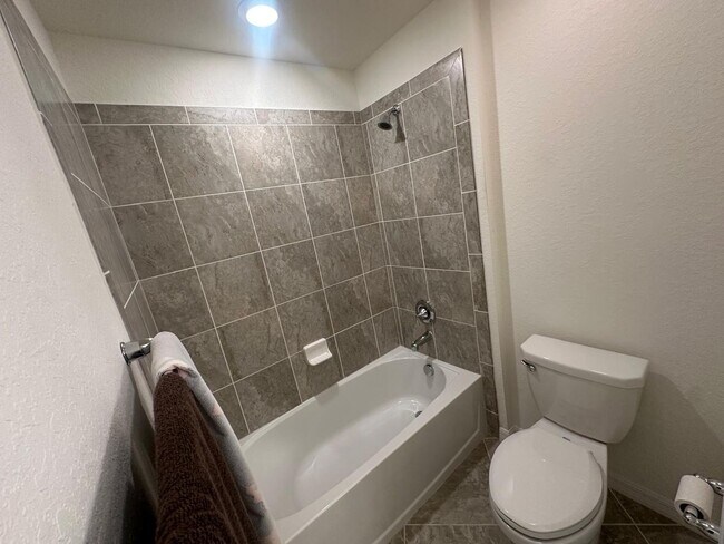 Foto del edificio - Beautiful New 4 Bedroom Home