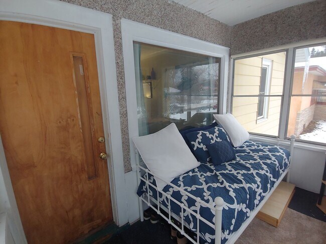 Foto del edificio - AVAILABLE AUGUST 3rd - 2 BED 1 BATH NEAR CAMPUS