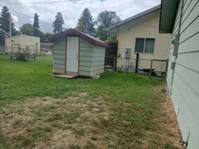 Building Photo - Marsenich- 2 bedroom house with fenced yard.