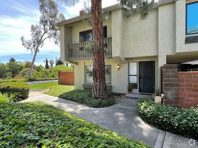 Building Photo - 1629 Sherwood Village Cir