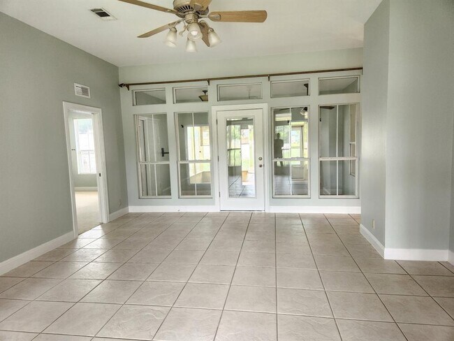 Building Photo - 11115 S FM 1660