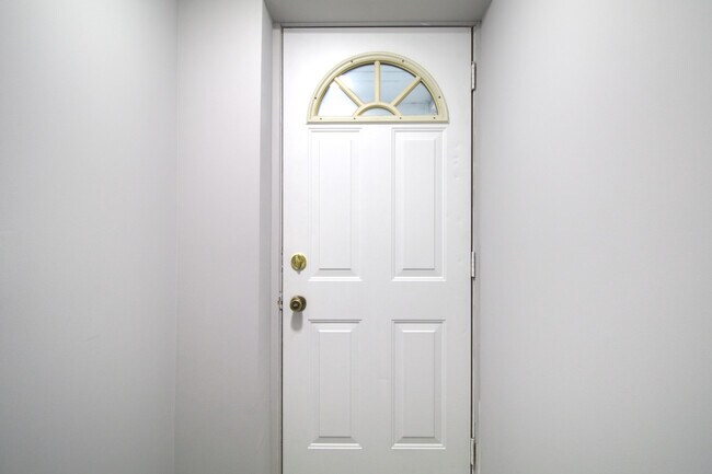 Photo du bâtiment - 2 Bedroom Apartment – All Utilities & Parking Included – $1,949/month
