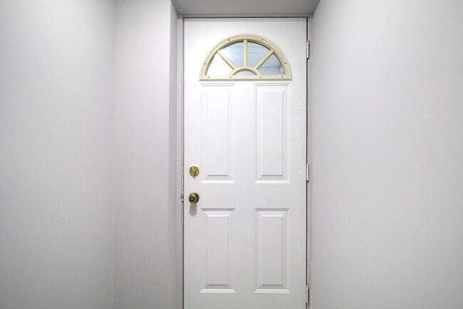 Building Photo - 2 Bedroom Basement Apartment – All Utiliti...