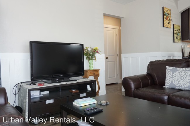 Building Photo - 2 br, 1 bath Apartment - 375 E. Utopia Ave.