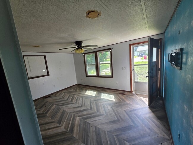 Building Photo - 5507 Russell Ave