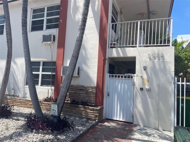 Foto del edificio - 6930 Byron Ave