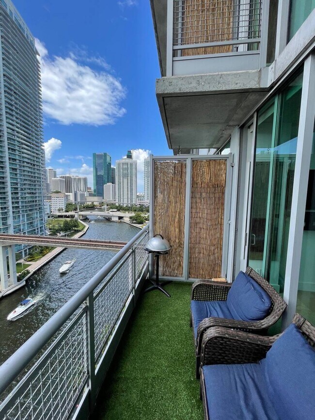 Foto del edificio - 690 SW 1st Ct
