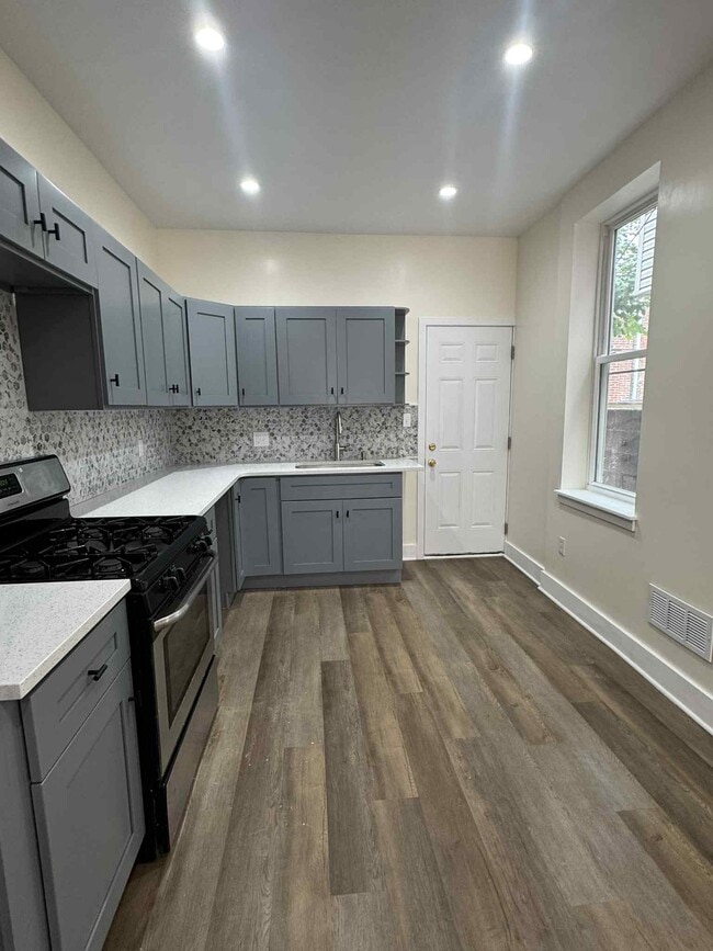 Building Photo - 1960 N Patton St