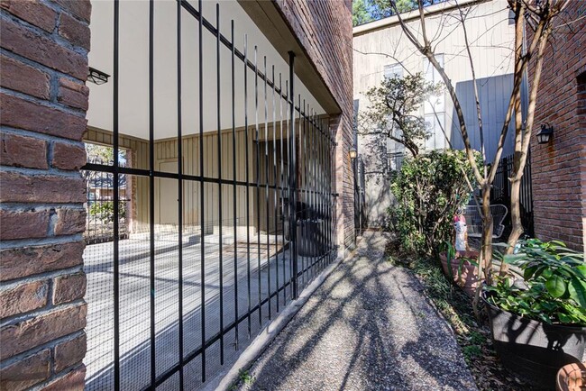 Foto del edificio - 9400 Doliver Dr