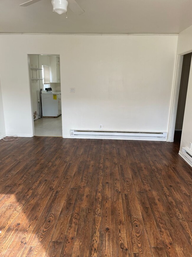 Building Photo - 2bed 1bath Duplex in The Heart of Town!!
