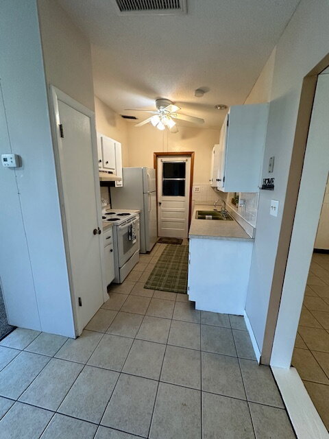 Foto del edificio - Lakeshore Gem with 3 Bedrooms and 2 Full Bathrooms in St. Cloud!