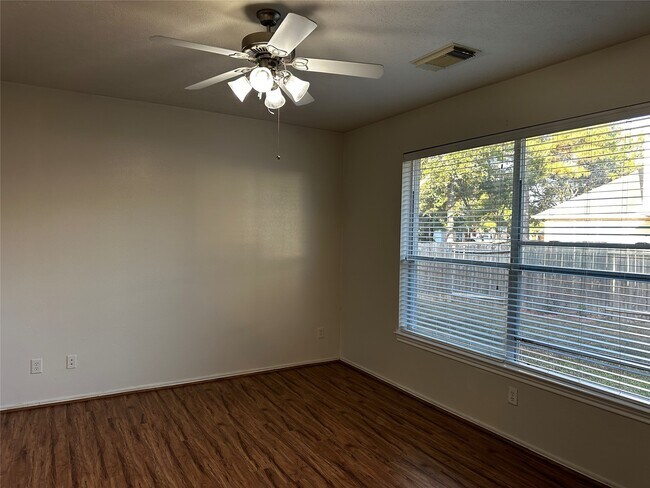 Foto del edificio - 5007 Azalea Meadow Ln