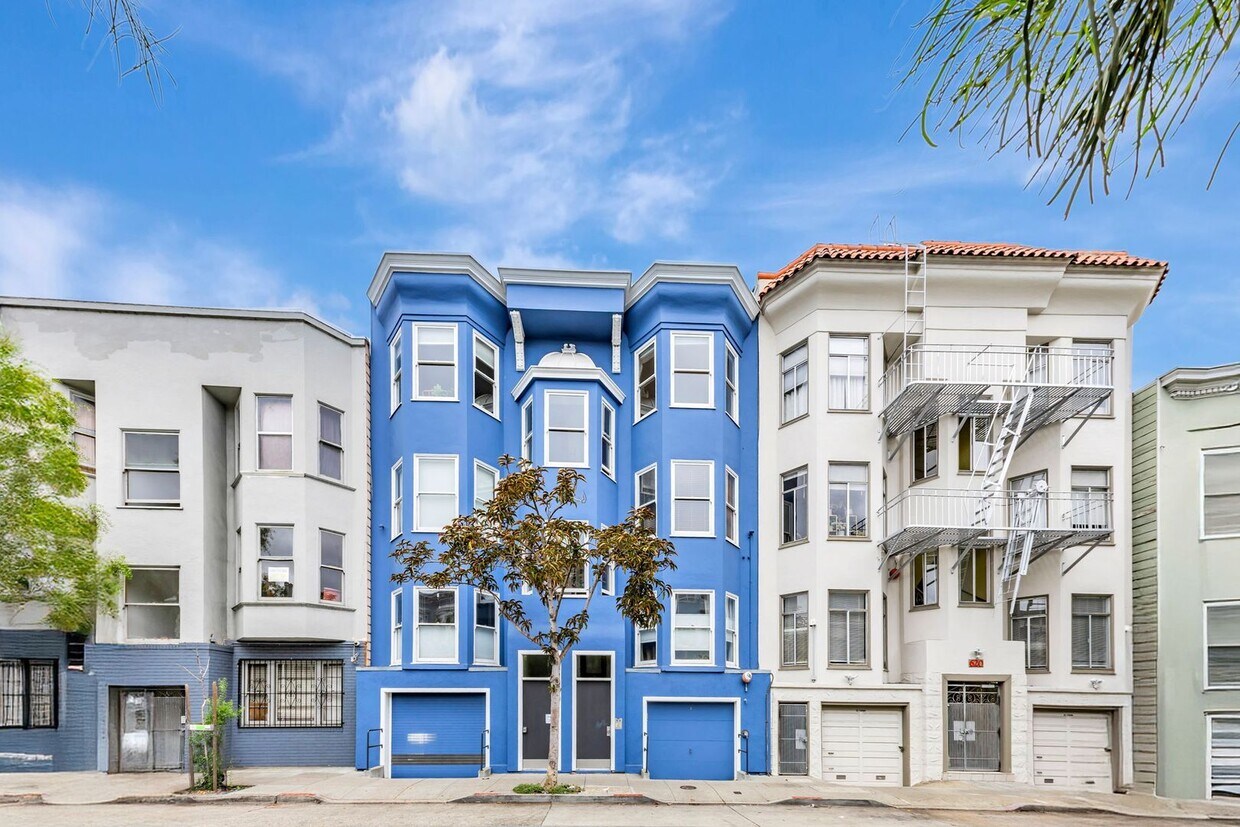 Foto principal - Stylish Top-Floor Two Bedroom and One and ...