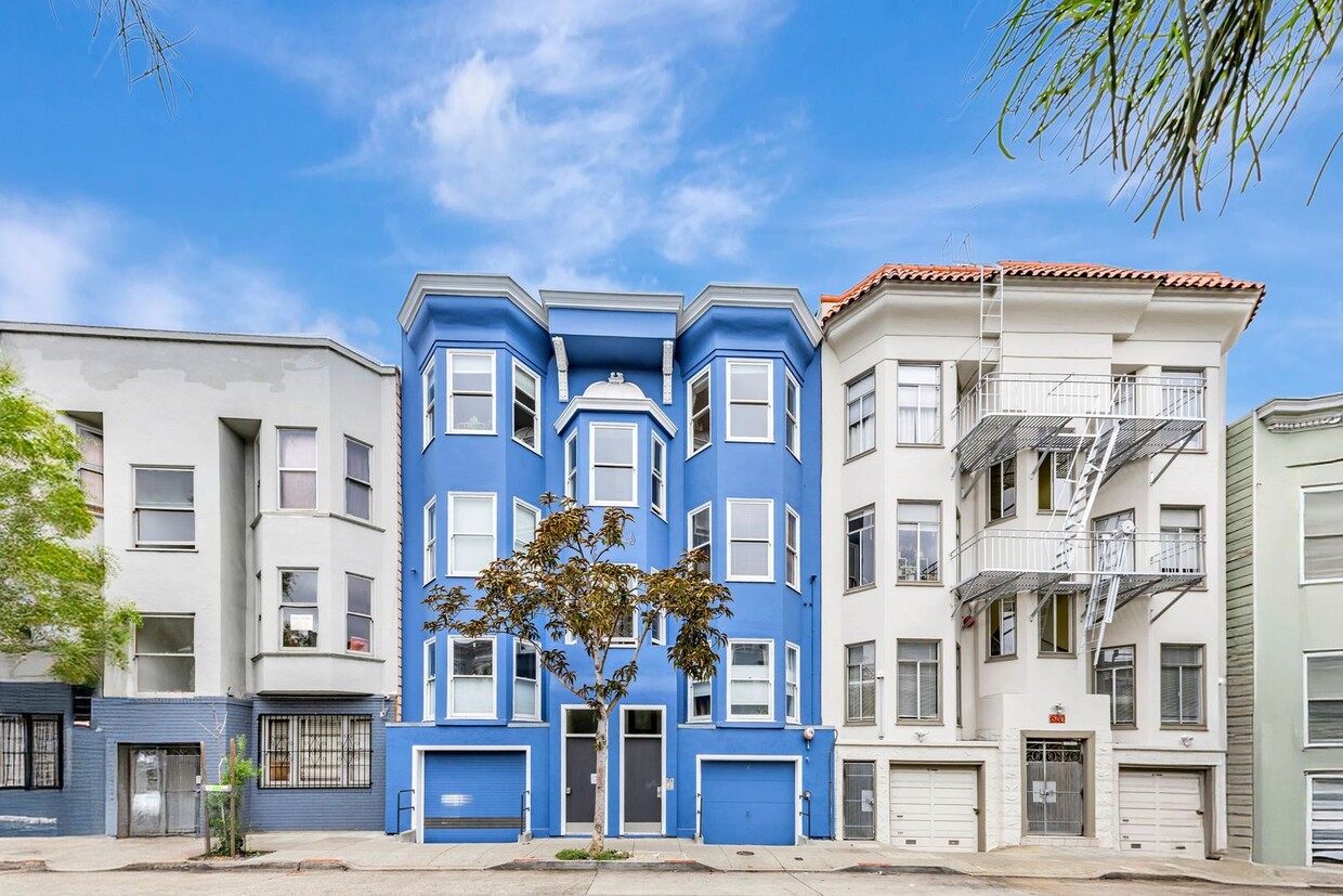 Primary Photo - Stylish Top-Floor Two Bedroom and One and ...