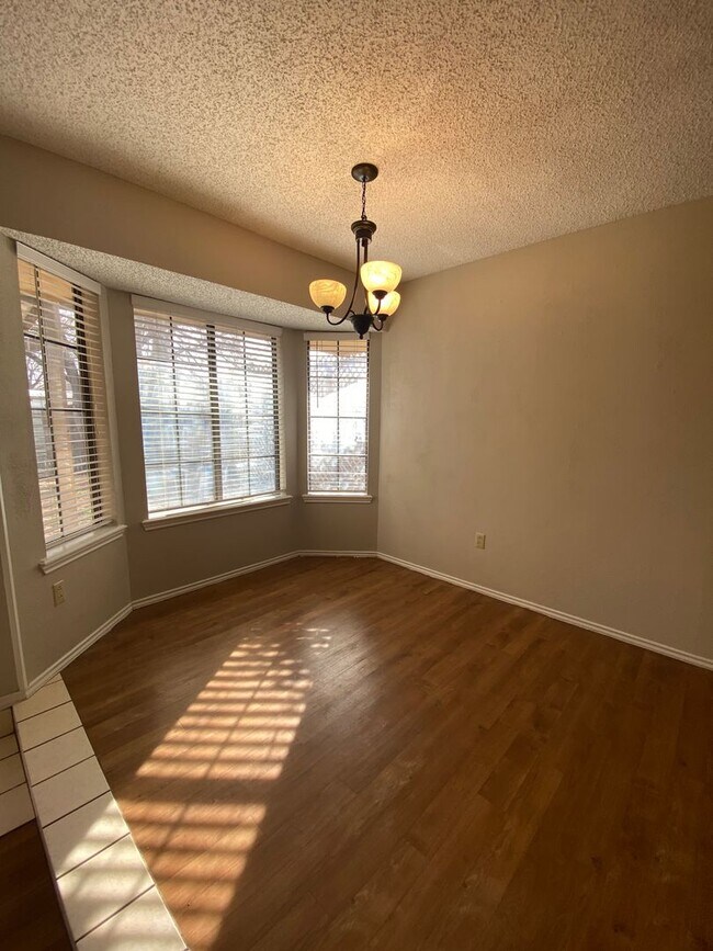 Building Photo - 5705 93rd Street - Great 3/2/2 Southwest L...