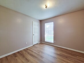 Building Photo - 2114 Yorktown Ct N