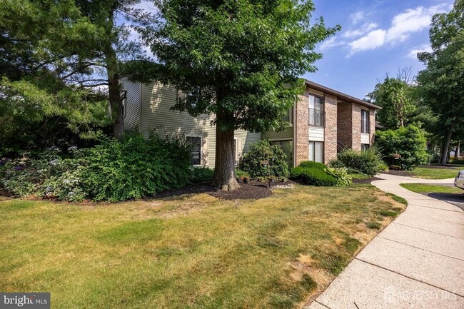 Building Photo - 23A W Bluebell Ln