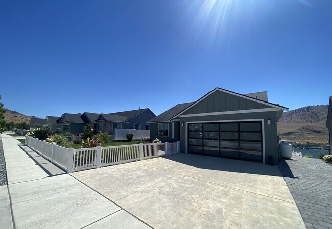 Building Photo - 3 Bedroom, 2 Bath with Spectacular Views o...