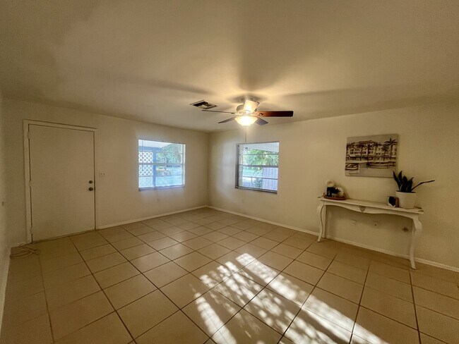 Building Photo - 705 Bayou Ave