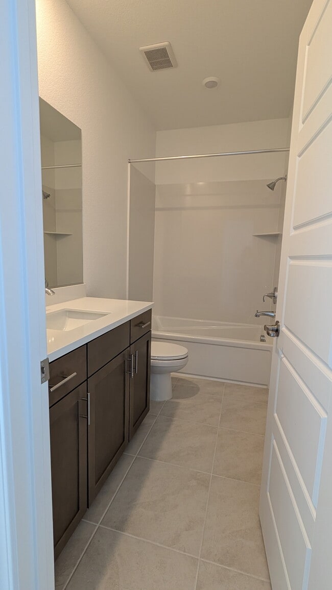 Full Bathroom - 1550 Hurst St