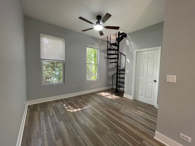 Foto del edificio - 942 N Elston Ave
