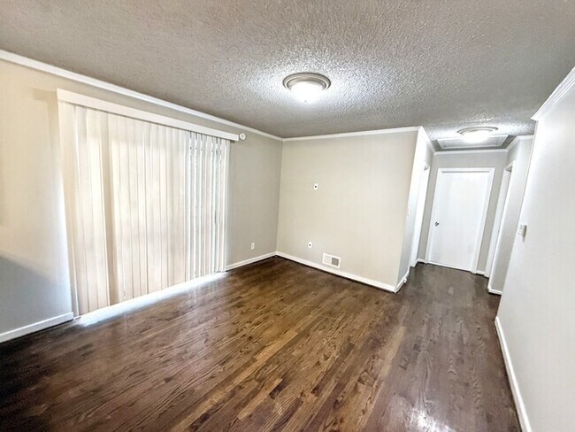 Foto del edificio - 1317 5 Mile Rd