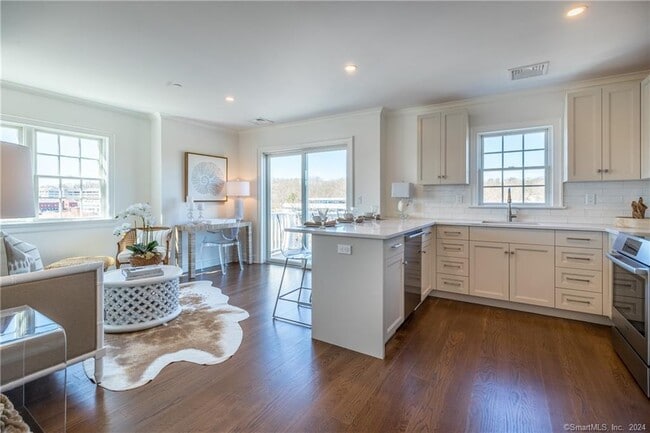 Building Photo - 201 Main St