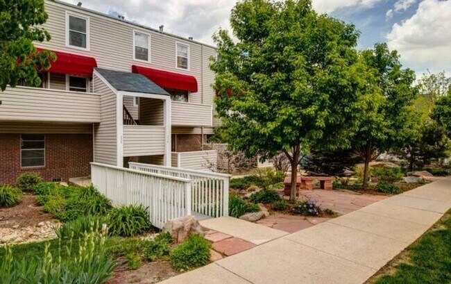 Building Photo - Updated Two Story 2 Bed 1 Bath Condo in Ce...