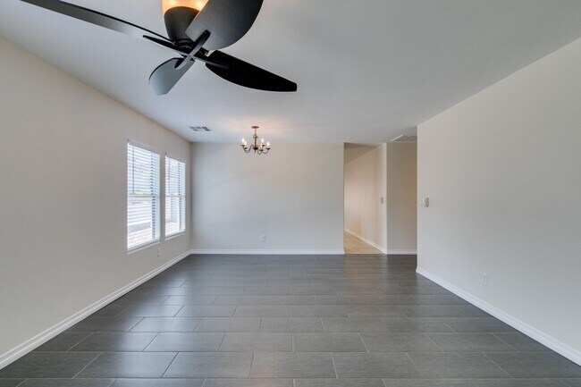 Building Photo - Charming home in North West!