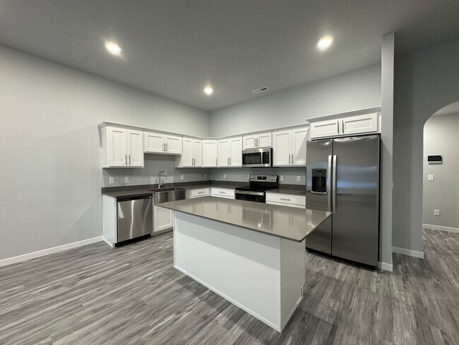 Foto del edificio - 2 Bed | 2 Bath | 3 Stall Garage | Patio Tw...