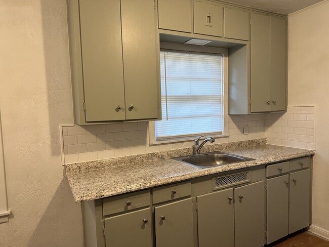 Foto del edificio - 502 Breezy Ln