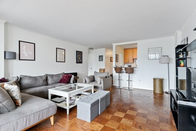 Building Photo - 2 Hawthorne Pl