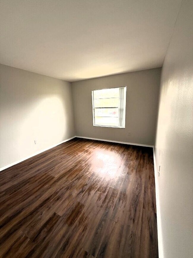 Foto del edificio - 2bedroom 2bath updated end unit condo on second floor available for $1295.00