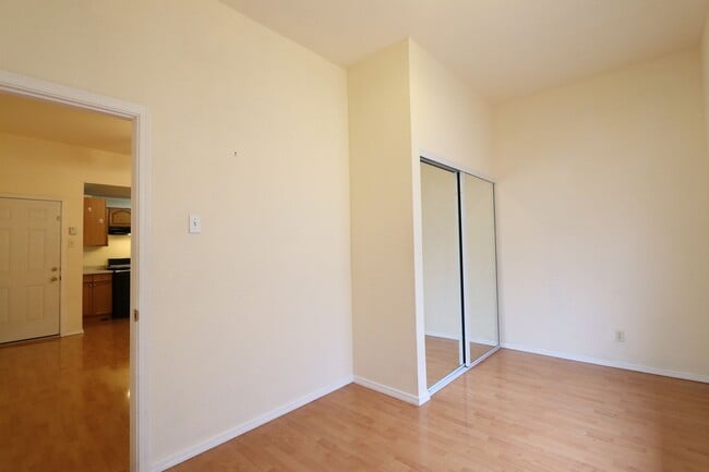 Building Photo - 1095
