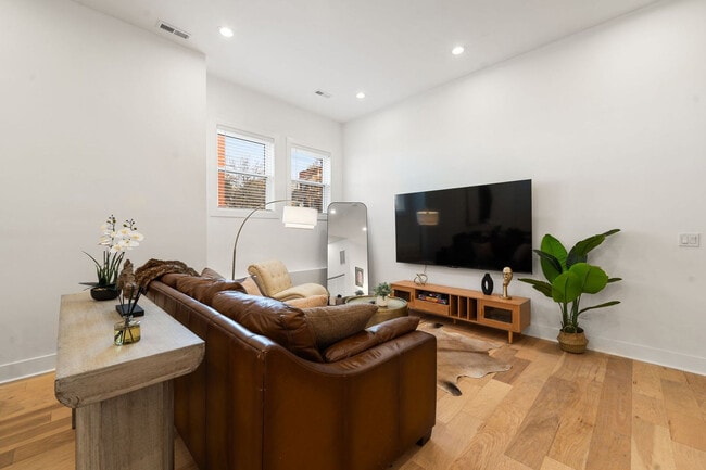 Foto del edificio - 1941 W Augusta Blvd