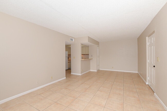 Building Photo - 1540 SE Royal Green Cir