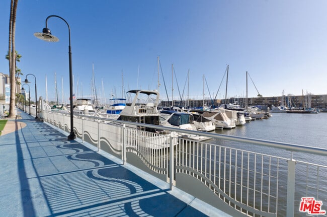 Building Photo - 4314 Marina City Dr