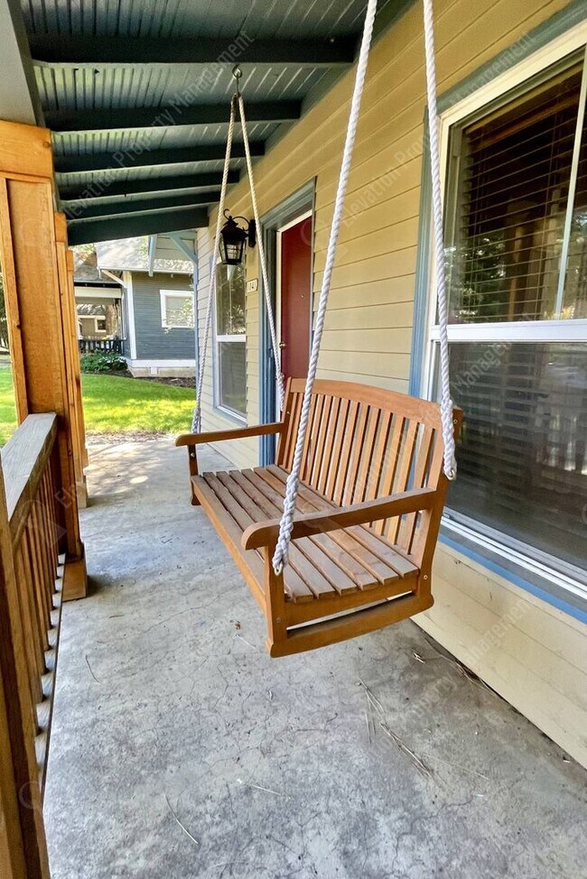 Building Photo - Super charming 2 BR cottage on the westsid...
