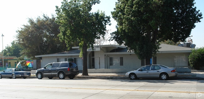 Building Photo - 1577 N Fair Oaks Ave