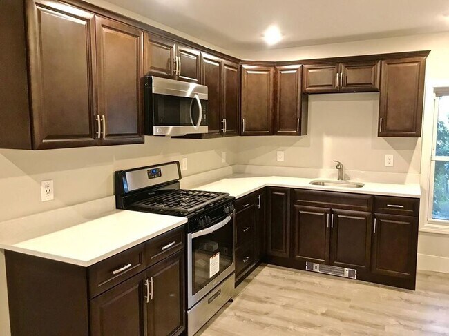 Building Photo - 7 Balcomb St