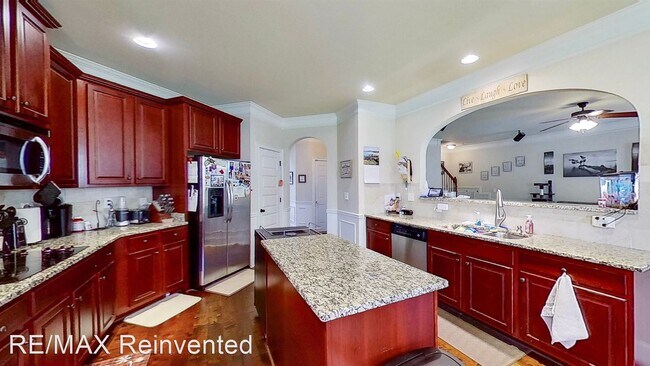 Foto del edificio - 4 br, 4 bath House - 4044 Lakewood Drive