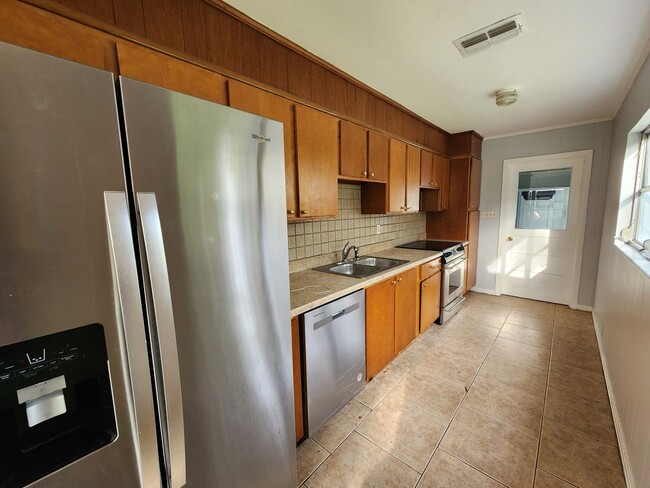 Foto del edificio - Ready 5/15/24! Renovated 2/2 Sitting on 8,...