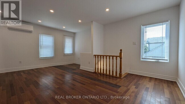 Photo du bâtiment - 1150 Woodbine Ave